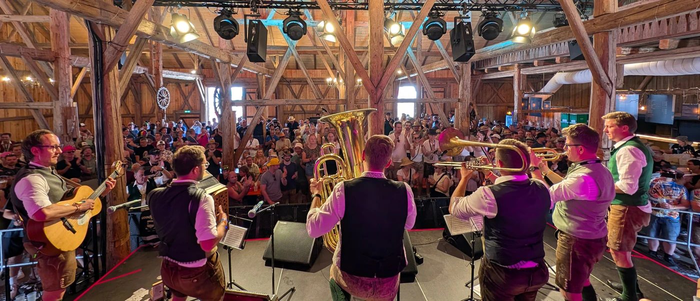 Die Kreuzberg Blos auf der Bühne beim Woodstock der Blasmusik 2026